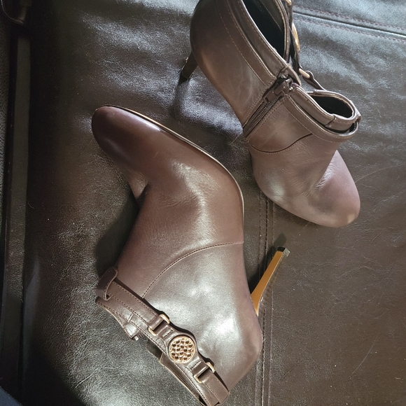 Women's coach booties size 8.5 B color chocolate brown - Picture 3 of 4
